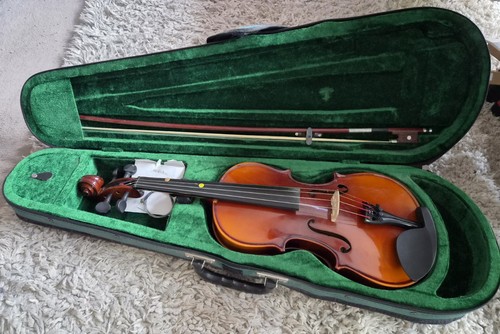 Size violin with - bow, case
